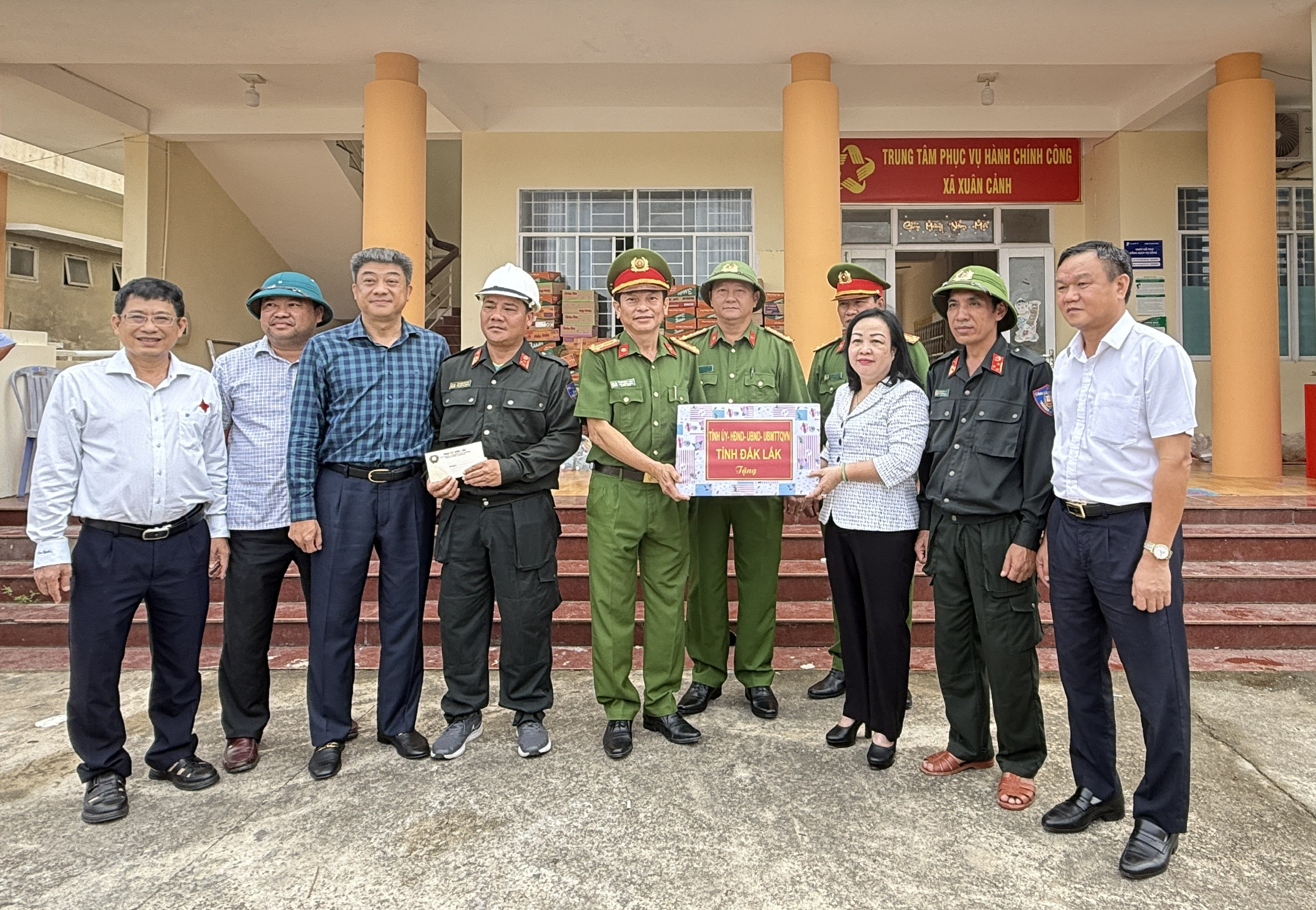 Đoàn công tác Tỉnh thăm và động viên các lực lượng khắc phục hậu quả bão số 13