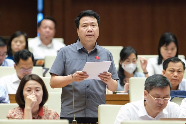 Đại biểu Quốc hội Ngô Trung Thành phát biểu tại Hội trường về dự thảo Nghị quyết về thí điểm một số cơ chế, chính sách đặc thù phát triển tỉnh Khánh Hòa
