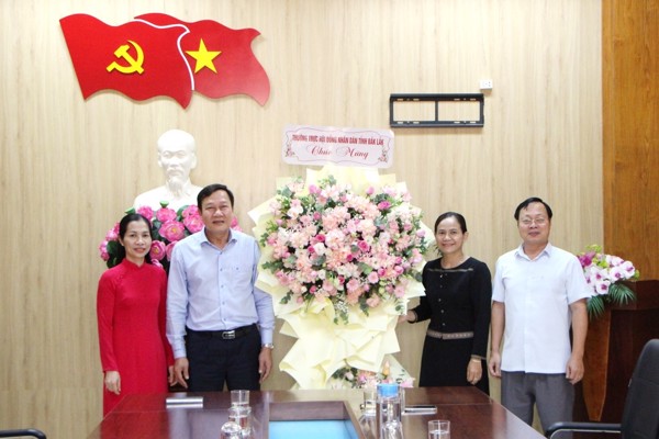Thường trực Hội đồng nhân dân tỉnh thăm, chúc mừng 94 năm Ngày truyền thống ngành Tuyên giáo của Đảng 