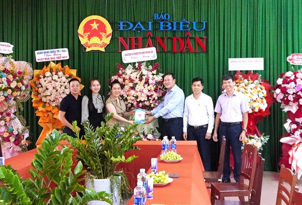 Hội đồng nhân dân tỉnh và Đoàn đại biểu Quốc hội tỉnh thăm, chúc mừng các cơ quan thông tấn, báo chí nhân dịp Kỷ niệm 99 năm Ngày Báo chí Cách mạng Việt Nam (21/6/1925 - 21/6/2024)