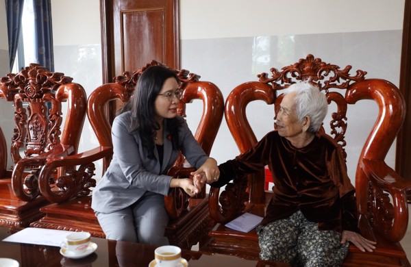 Lãnh đạo tỉnh Đắk Lắk thăm và tặng quà người có công, gia đình chính sách tại thị xã Buôn Hồ