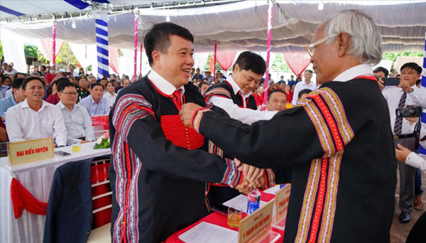 Bổ sung chính sách chi thăm hỏi, chúc mừng, tặng quà, động viên, gặp mặt đối với một số đơn vị, cá nhân là người dân tộc thiểu số