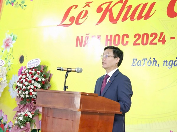 Lãnh đạo tỉnh dự lễ khai giảng năm học mới tại  Trường Trung học phổ thông Nguyễn Huệ