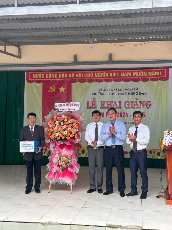 Lễ khai giảng năm học mới của Trường THPT Trần Hưng Đạo