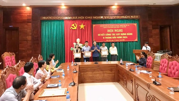 Tổ chức Hội nghị trao Bằng khen của Thủ tướng Chính phủ và Bằng khen của Chủ tịch UBND tỉnh