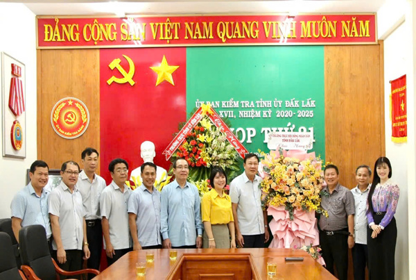 Thường trực Hội đồng nhân dân tỉnh chúc mừng kỷ niệm ngày truyền thống ngành Tổ chức, Dân vận, Kiểm tra Đảng