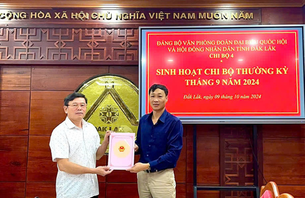 Chi bộ 4 tổ chức sinh hoạt Chuyên đề: “Chuẩn mực đạo đức, cách mạng của cán bộ, đảng viên trong giai đoạn mới”