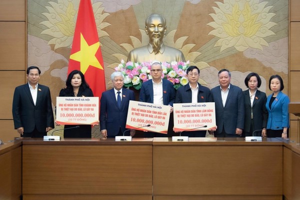 Đoàn ĐBQH tỉnh Đắk Lắk nhận 10 tỷ đồng hỗ trợ thiên tai từ Thành phố Hà Nội