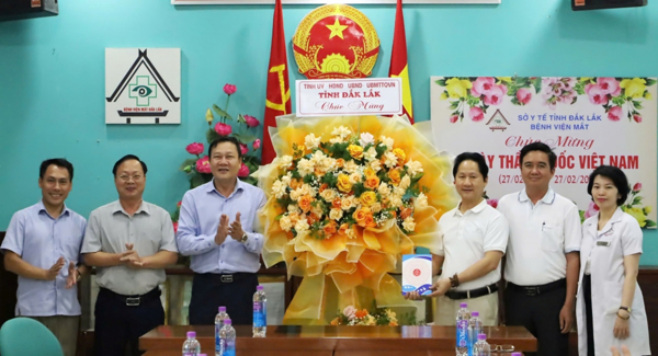Phó Chủ tịch Thường trực HĐND tỉnh Trần Phú Hùng thăm, chúc mừng các cơ sở y tế nhân Ngày Thầy thuốc Việt Nam