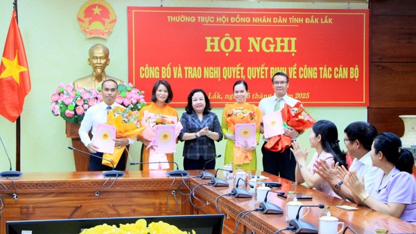 Thường trực Hội đồng nhân dân tỉnh công bố quyết định về công tác cán bộ
