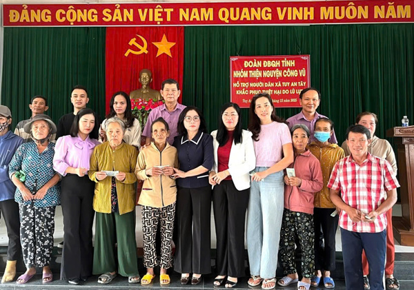 Đoàn ĐBQH tỉnh Đắk Lắk thăm, hỗ trợ người dân các xã phía Đông tỉnh Đắk Lắk bị thiệt hại nặng do mưa lũ