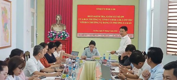 Đoàn Kiểm tra, giám sát số 259 làm việc với đảng ủy phường Ea Kao