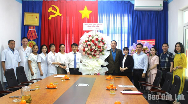 Phó Chủ tịch HĐND tỉnh Võ Văn Cảnh thăm, chúc mừng các cơ sở y tế nhân Ngày Thầy thuốc Việt Nam