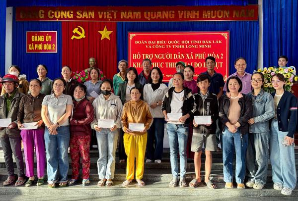 Đoàn ĐBQH tỉnh tặng quà hỗ trợ người dân bị thiệt hại do mưa lũ