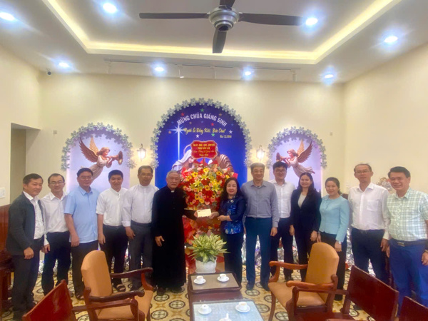 Lãnh đạo HĐND tỉnh thăm, chúc mừng Giáng sinh năm 2025 tại các cơ sở tôn giáo phía Đông tỉnh