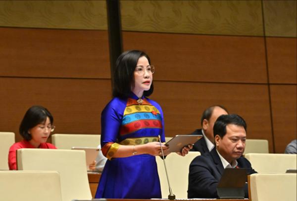 Đại biểu Nguyễn Thị Thu Nguyệt phát biểu thảo luận tại hội trường về kinh tế - xã hội