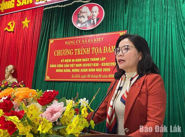 Đoàn Đại biểu Quốc hội tỉnh thăm, tặng quà ở xã Ea Kiết