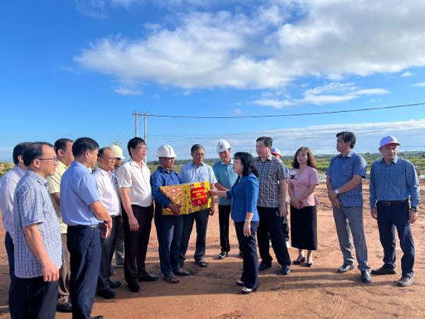 Đồng chí Cao Thị Hòa An thăm, động viên các đơn vị thi công công trình dịp đầu Xuân Bính Ngọ