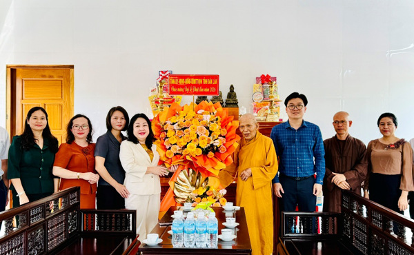 Đồng chí Cao Thị Hòa An thăm, chúc mừng các cơ sở Phật giáo nhân Đại lễ Phật đản
