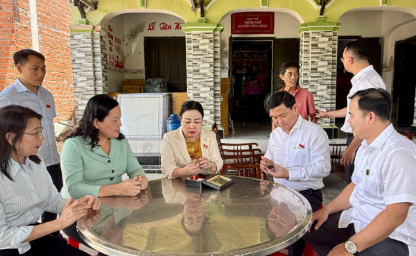 Đồng chí Cao Thị Hòa An thăm và kiểm tra công tác lưu trữ, bảo vệ tư liệu giá trị lịch sử trên địa bàn tỉnh Đắk Lắk.