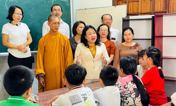Đồng chí Cao Thị Hòa An thăm các em thiếu nhi tại lớp học Tiếng Anh miễn phí tại Chùa Từ Quang