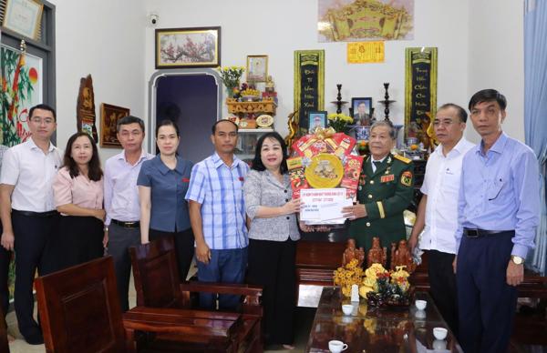 Lãnh đạo tỉnh thăm, tặng quà người có công nhân kỷ niệm 79 năm Ngày Thương binh - Liệt sĩ