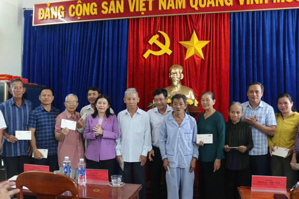 Lãnh đạo Đoàn đại biểu Quốc hội tỉnh đi thăm, tặng quà các gia đình chính sách, người có công