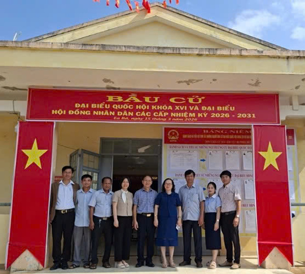 Đoàn giám sát số 7 của HĐND tỉnh kiểm tra công tác bầu cử tại xã Ea Bá