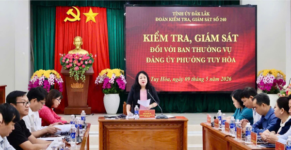 Đoàn kiểm tra giám sát 240 làm việc với Ban thường vụ phường Tuy Hoà