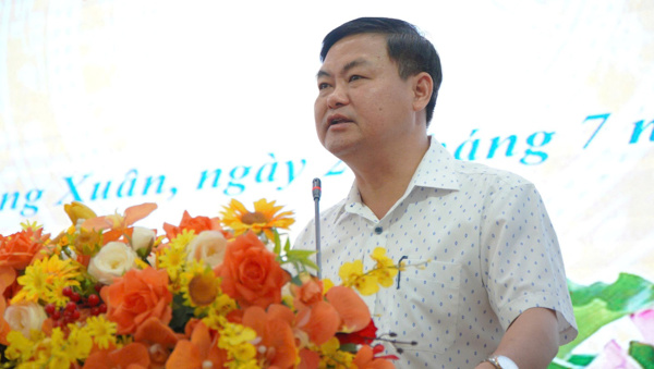 Thường trực HĐND tỉnh trao 50 suất quà tri ân gia đình chính sách tại hai xã Đồng Xuân và Xuân Phước