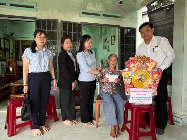 Phó Chủ tịch HĐND tỉnh Đỗ Thái Phong thăm, tặng quà các gia đình chính sách