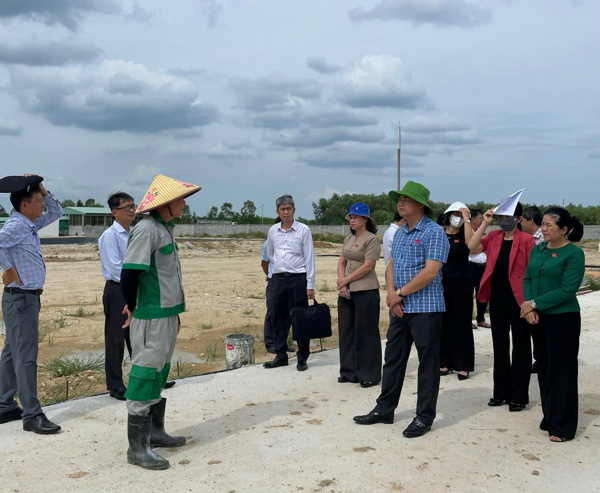 Giám sát các trang trại chăn nuôi tập trung  tại xã Sơn Thành và xã Đức Bình