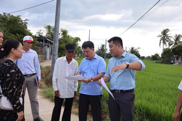 Thường trực HĐND xã Hòa Xuân  giám sát việc dây dựng nhà sinh hoạt cộng đồng