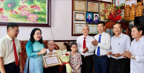 Đồng chí Cao Thị Hoà An trao Huy hiệu Đảng tại phường Tuy Hoà