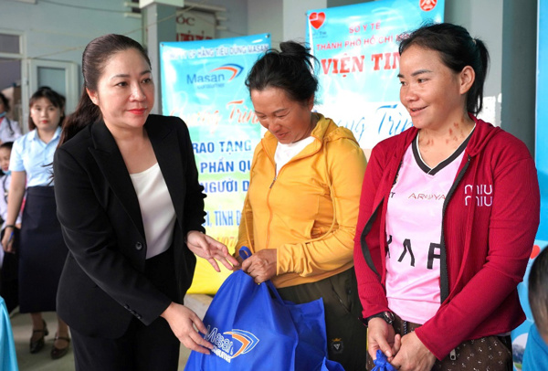 Khám bệnh, cấp phát thuốc miễn phí cho người dân xã Cư Pui