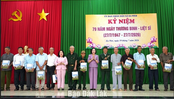 Phó Chủ tịch Quốc hội Nguyễn Thị Thanh thăm, tặng quà gia đình chính sách tại Đắk Lắk