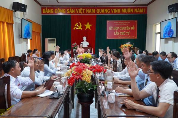 Hội đồng nhân dân xã Sông Hinh tổ chức thành công Kỳ họp chuyên đề lần thứ Tư