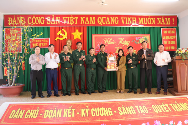 Đoàn đại biểu Quốc hội tỉnh Đắk Lắk thăm, chúc tết cán bộ, chiến sĩ Đồn Biên phòng Yok M'Bre