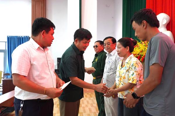Trao quà tri ân người có công tại Krông Pắc và Ea Knuếc