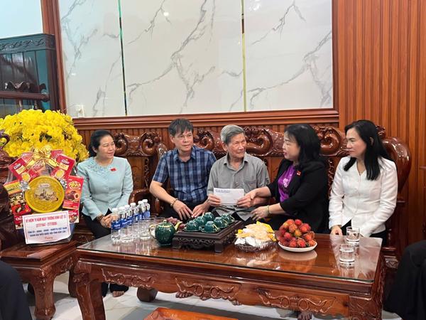 Đồng chí Cao Thị Hòa An thăm, tặng quà người có công tại phường: Tuy Hòa, Phú Yên và Bình Kiến