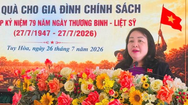Thường trực HĐND tỉnh trao quà gia đình chính sách, người có công tại phường Tuy Hòa