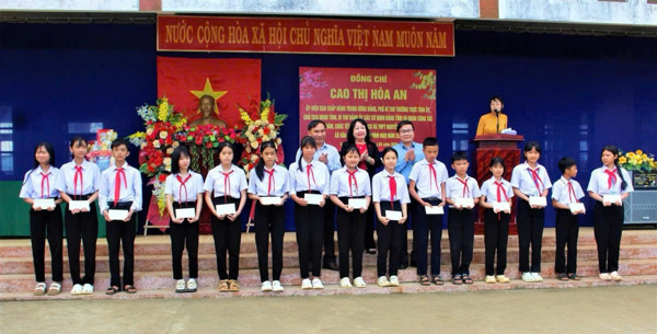 Đồng chí Cao Thị Hoà An dâng hương tại Nhà thờ Bác Hồ và trao quà cho học sinh khó khăn