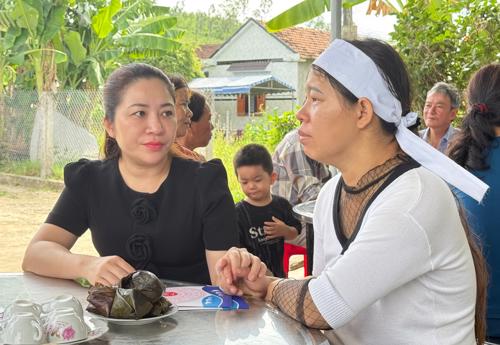 Lãnh đạo HĐND tỉnh thăm, động viên gia đình 4 học sinh đuối nước tại xã Hòa Mỹ