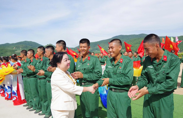 Thường trực HĐND tỉnh dự lễ tuyên thệ chiến sĩ mới tại thao trường Suối Cối