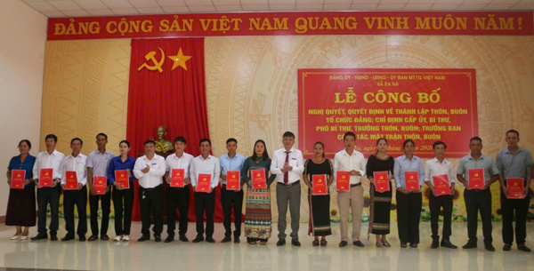 Xã Ea Na tổ chức Lễ công bố Nghị quyết, Quyết định về thành lập thôn, buôn
