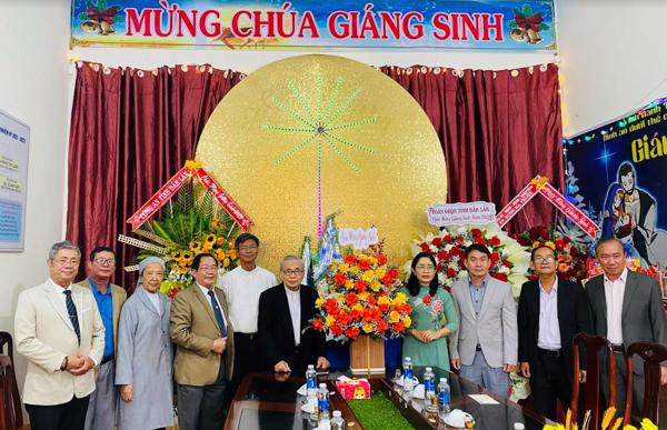 ĐOÀN ĐBQH TỈNH ĐẮK LẮK THĂM, CHÚC MỪNG CÁC TỔ CHỨC, CHỨC SẮC TÔN GIÁO DỊP GIÁNG SINH NĂM 2023