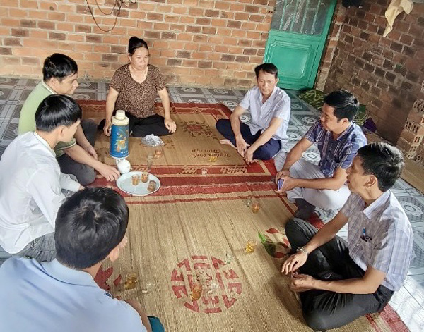 Thăm hỏi, tặng quà gia đình chính sách tại Buôn kết nghĩa nhân kỷ niệm 77 năm Ngày Thương binh - Liệt sĩ (27/7/1947 - 27/7/2024)