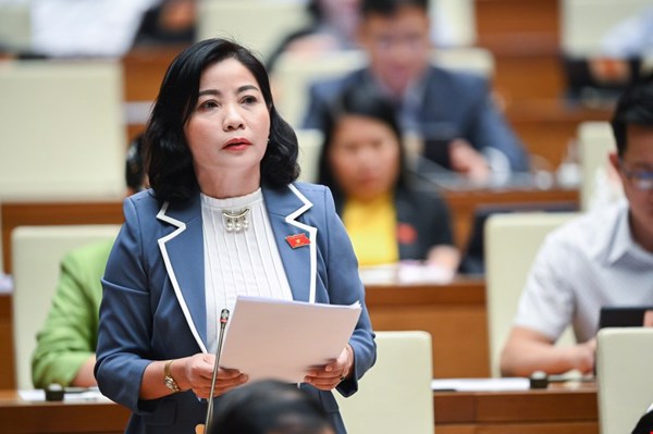 Đại biểu Quốc hội tỉnh Đắk Lắk phát biểu tại Hội trường về dự án Luật Phòng thủ dân sự 