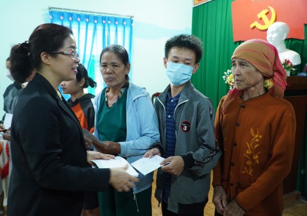 Đồng chí Huỳnh Thị Chiến Hòa, Ủy viên Ban Thường vụ Tỉnh ủy, Chủ tịch HĐND tỉnh về thăm, tặng quà cho gia đình chính sách, người có công cách mạng và các hộ nghèo trên địa bàn huyện Krông Bông và huyện Buôn Đôn.