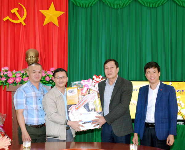 Đoàn công tác của tỉnh thăm, tặng quà các gia đình chính sách, hộ nghèo, đối tượng tiêu biểu tại xã Cư Pơng, huyện Krông Búk và xã Ea Hồ, huyện Krông Năng